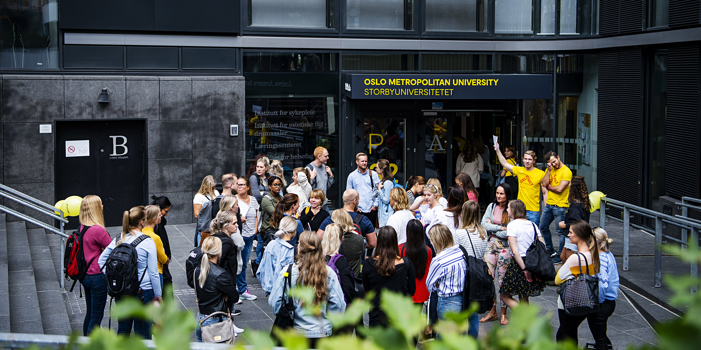 Picture of a studentgroup with two leaders